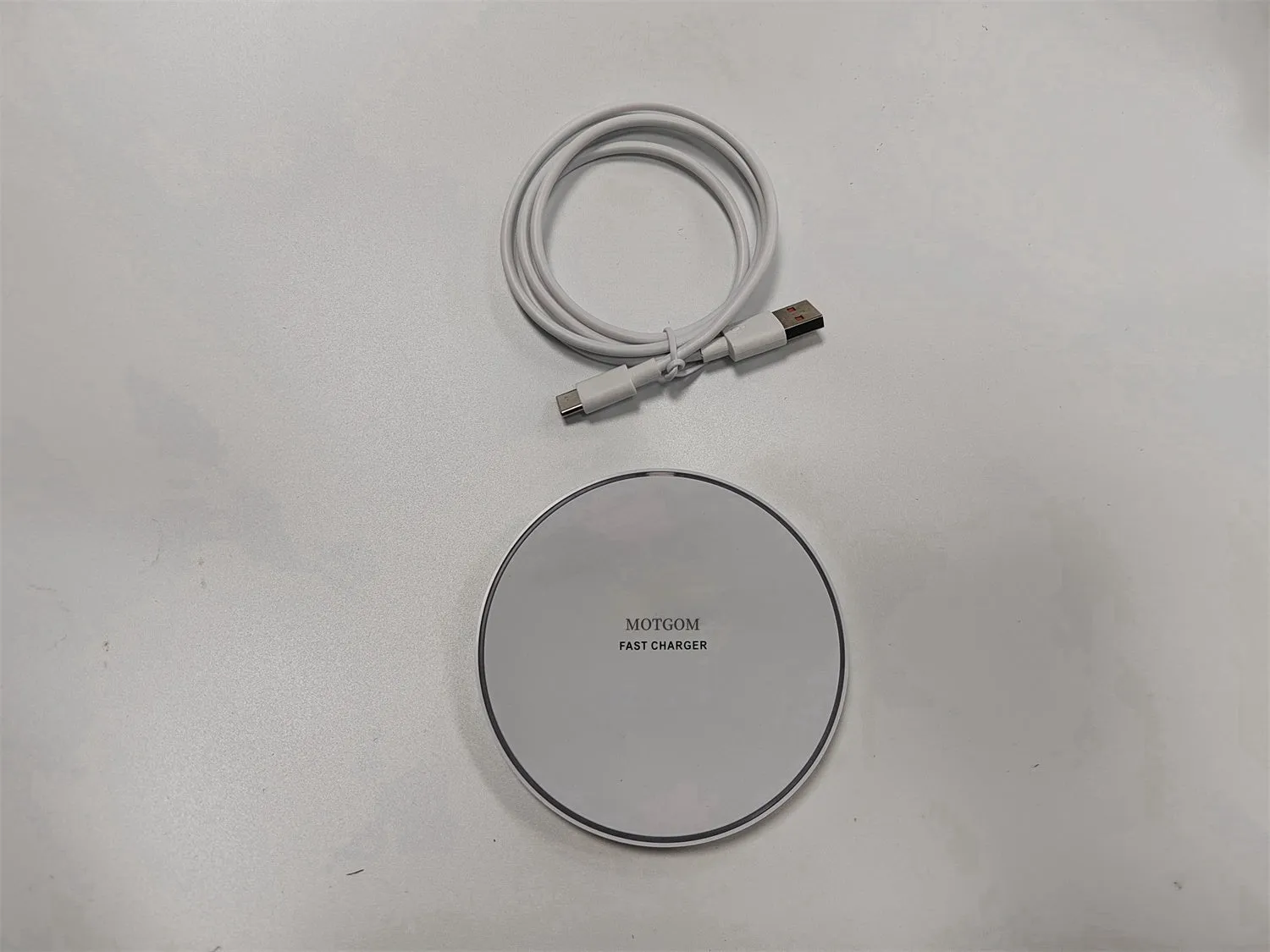 MOTGOM wireless charger, fast wireless charging, convenient and durable